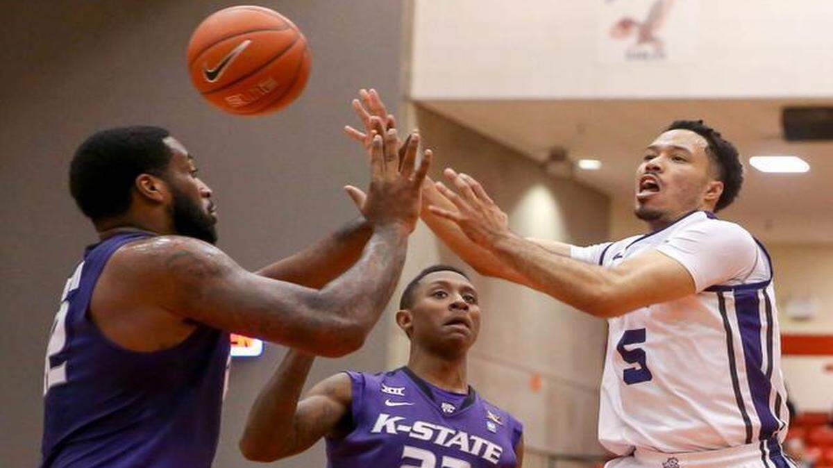 
TCU stomped on Kansas State on Wednesday as the Wildcats’ energy lagged. TCU guard Kyan Anderson (right) tried to make a pass around Kansas State forward Thomas Gipson (left) and guard Nigel Johnson in the first half Wednesday night in Fort Worth, Texas.
