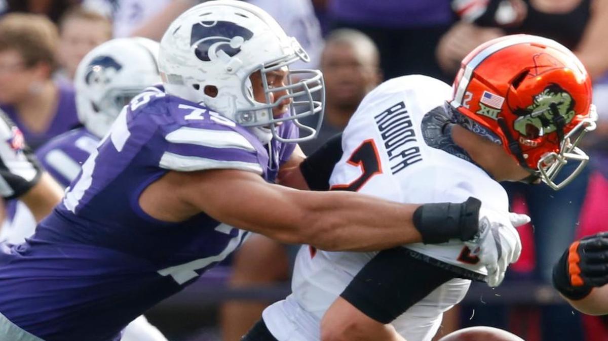 K-State defensive end Jordan Willis grabs Oklahoma State quarterback Mason Rudolph. (November 5, 2016)