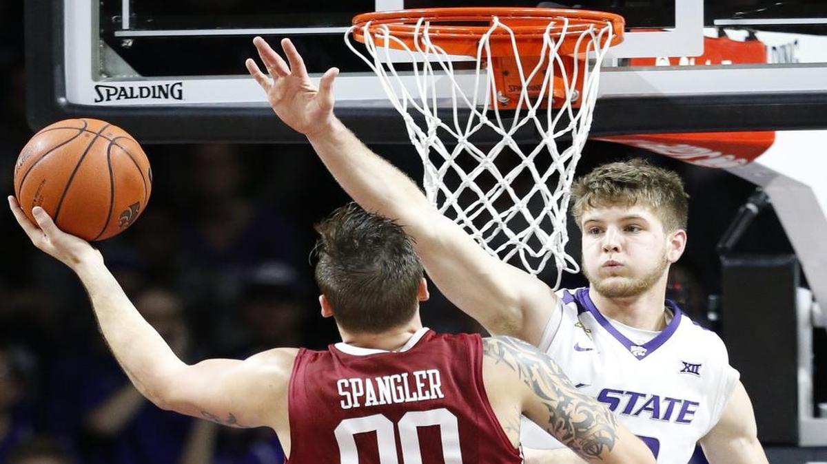 Kansas State freshman forward Dean Wade (right) on Monday was chosen Big 12 newcomer of the week. He won the award following a stellar showing against then-top-ranked Oklahoma, in which he scored 17 points in the Wildcats’ 80-69 victory over the Sooners.