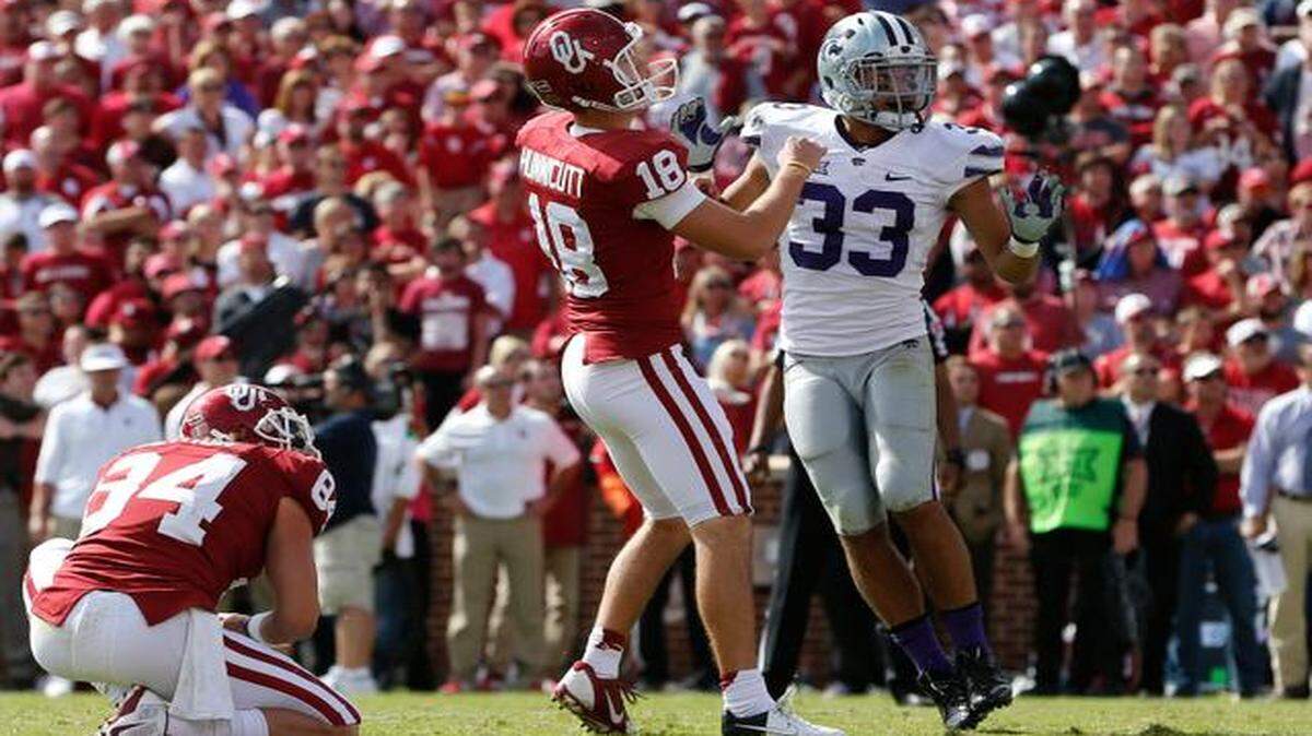 
Oklahoma kicker Michael Hunnicutt (18), holder Grant Bothun (84) and Kansas State defensive back Morgan Burns watched as Hunnicutt’s field-goal attempt missed in the fourth quarter Saturday in Norman, Okla.. The No. 14-ranked Wildcats beat the No. 11 Sooners 31-30.
