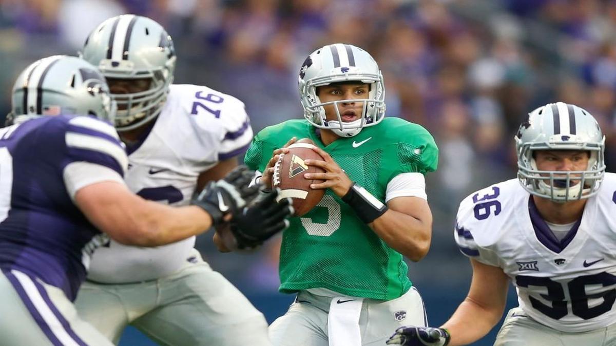 Quarterback Alex Delton looked for receiver during the first half of last year’s K-State spring game at Sporting Park in Kansas City, Kan.