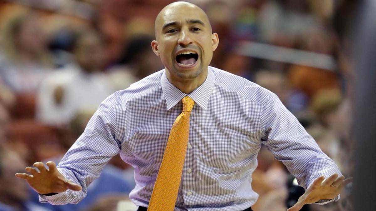 Texas coach Shaka Smart calls to his players during a loss to Kent State, Tuesday, Dec. 27, 2016, in Austin, Texas. (AP Photo/Eric Gay)