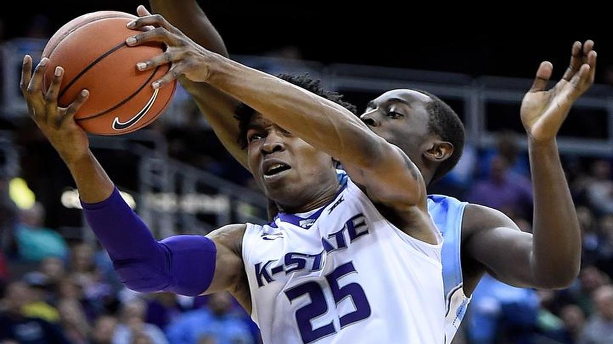 K-State’s’ Wesley Iwundu (left) went hard to the basket against North Carolina’s Theo Pinson on Tuesday night.
