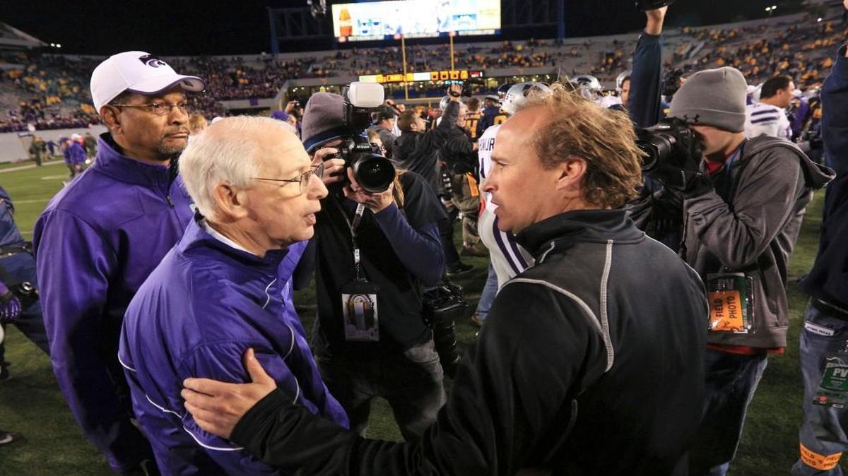 Bill Snyder and Dana Holgorsen shake hands following a K-State victory in 2012.