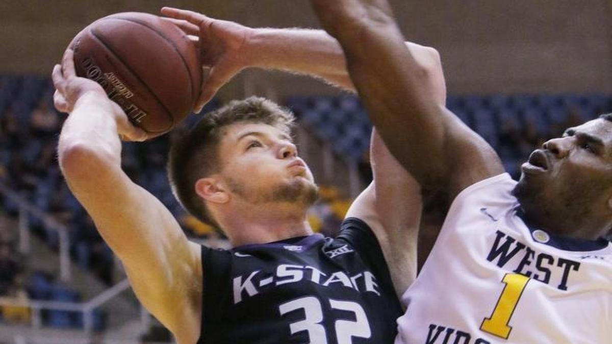 West Virginia forward Jonathan Holton (1) tried to block Kansas State forward Dean Wade’s shot attempt in the first half as the Mountaineers and Wildcats played Tuesday night in Morgantown, W.Va.