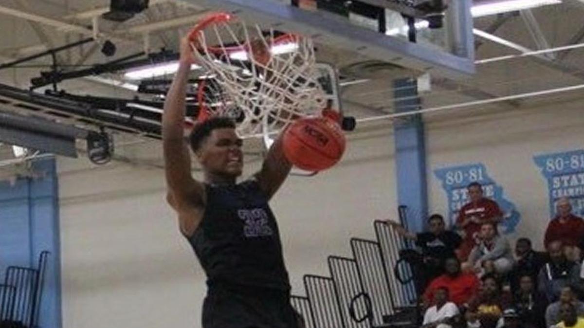 K-State recruit Levi Stockard throws down a dunk for his high school team.
