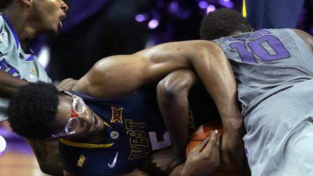 
West Virginia’s Devin Williams (left) battled for the ball with Kansas State’s Malek Harris in the second half of Tuesday’s game.
