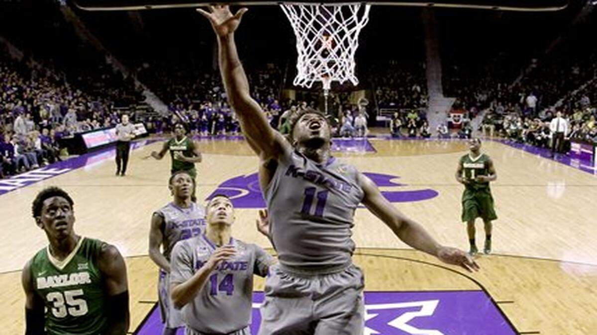 
Kansas State’s Nino Williams, who scored 18 points, went past Baylor’s Johnathan Motley (left) on his way to the basket in Saturday’s game in Manhattan, Kan. 
