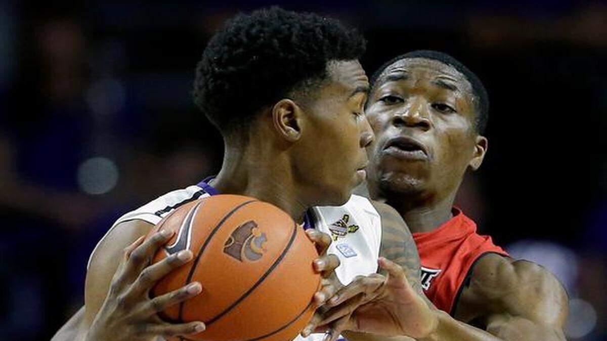 
Texas Tech’s Randy Onwuasor pressured Kansas State’s Wesley Iwundu (25) in the first half Wednesday night at Bramlage Coliseum in Manhattan, Kan.
