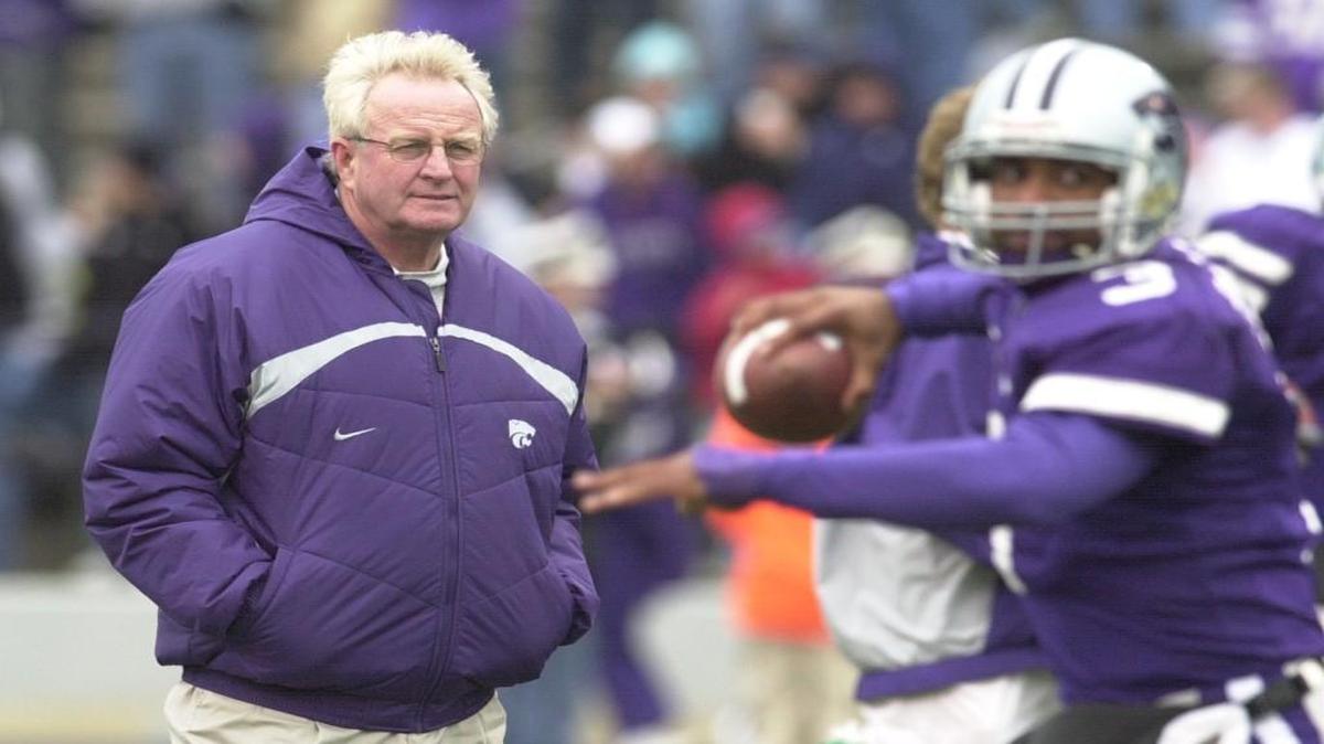 K-State assistant coach Del Miller watches former quarterback Ell Roberson throw during pre-game.