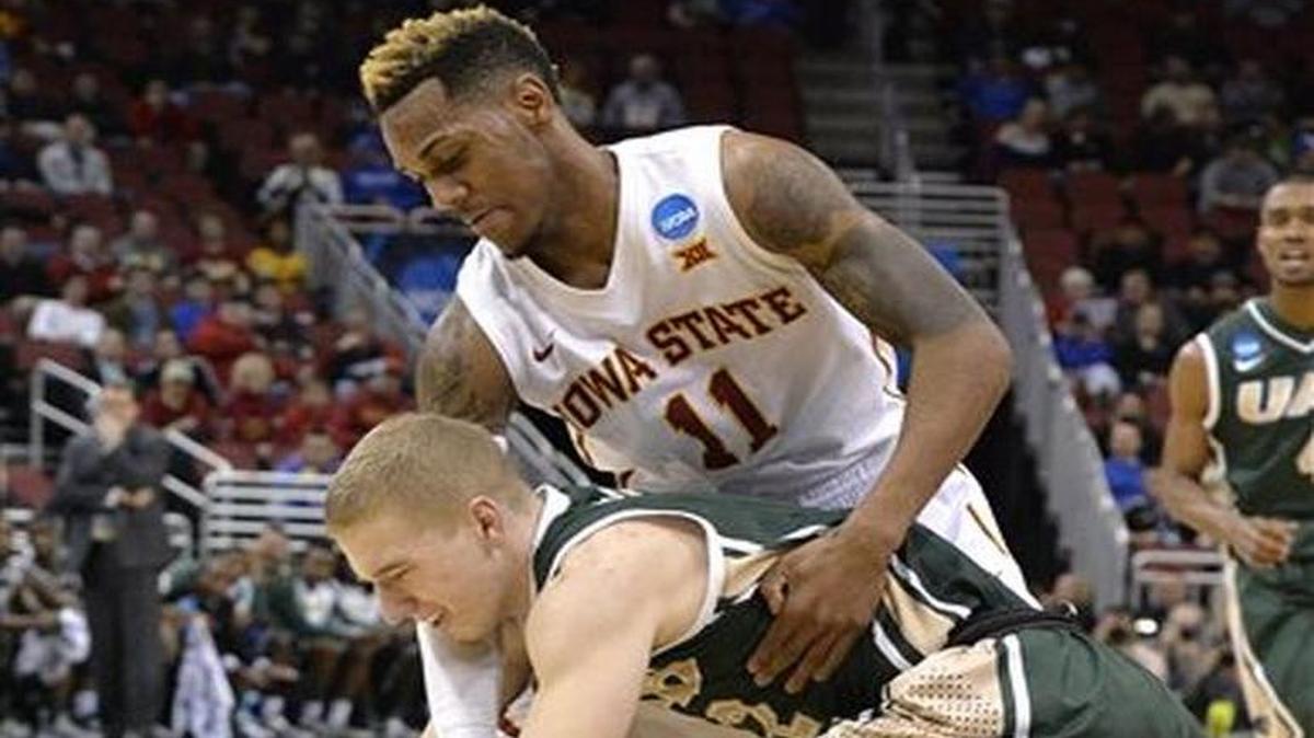 UAB’s Nick Norton battled Iowa State’s Monte Morris (top) for the ball in the Blazers’ NCAA Tournament victory in 2015. Norton suffered a season-ending knee injury in the first game of this season.