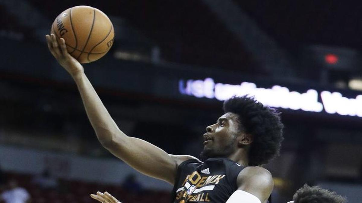 The Phoenix Suns’ Josh Jackson (left) had 18 points and eight rebounds in an NBA summer league game against the Sacramento Kings on Friday night in Las Vegas.