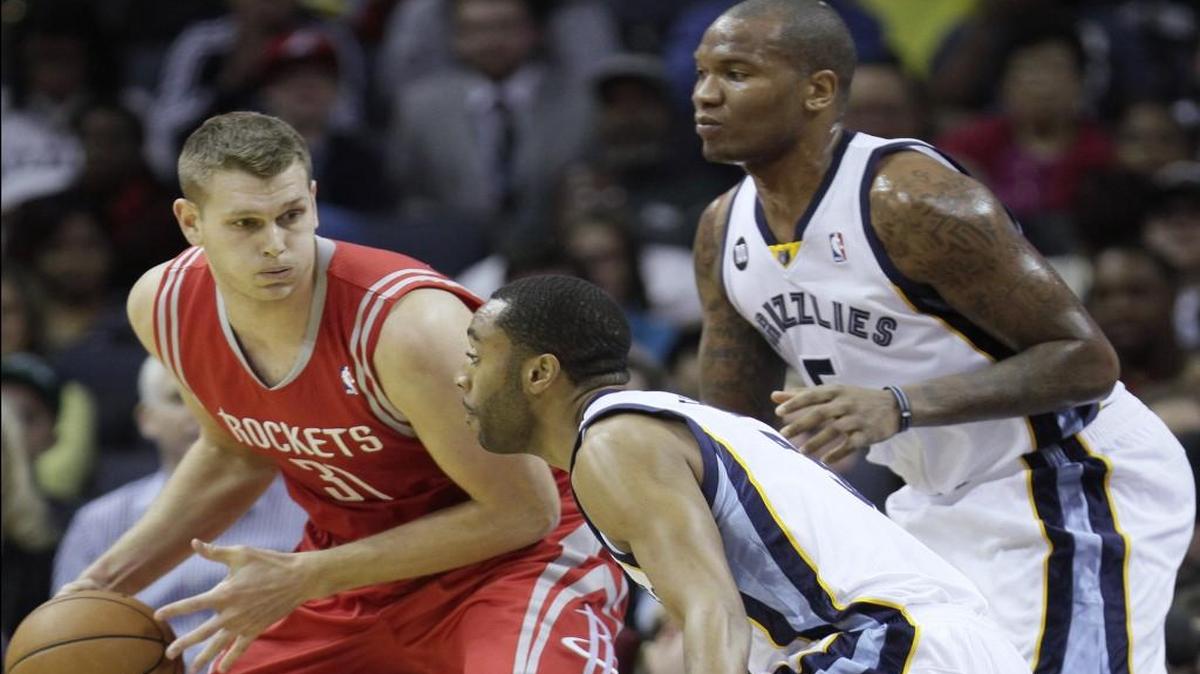 Cole Aldrich (left) when he was with the Houston Rockets.