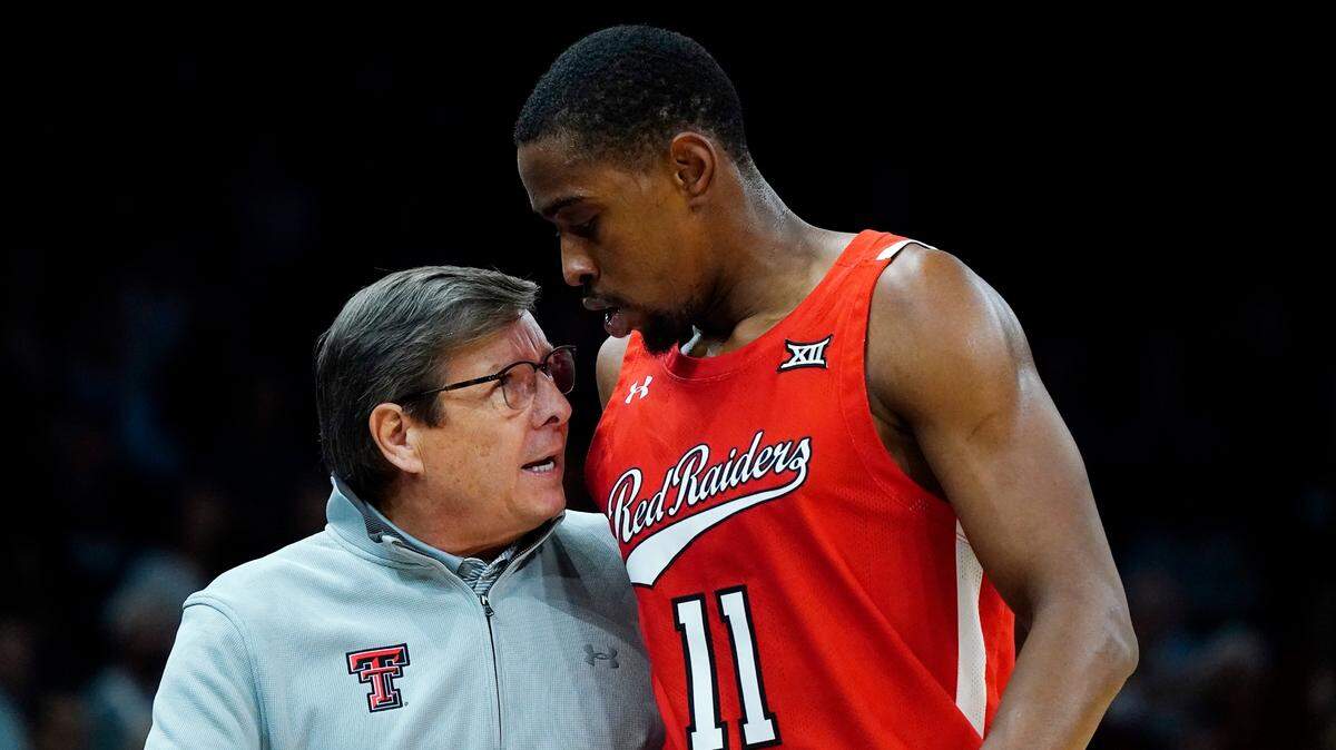 Texas Tech head coach Mark Adams (left) talks with Texas Tech forward Bryson Williams during the first half of a game against Gonzaga at the Jerry Colangelo Classic Saturday, Dec. 18, 2021, in Phoenix.