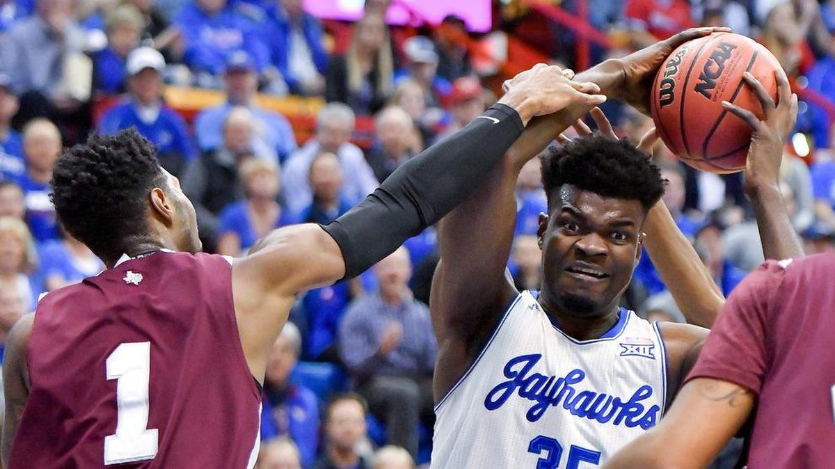 Kansas’ Udoka Azubuike (center) has made 28 of his 33 shots this season.