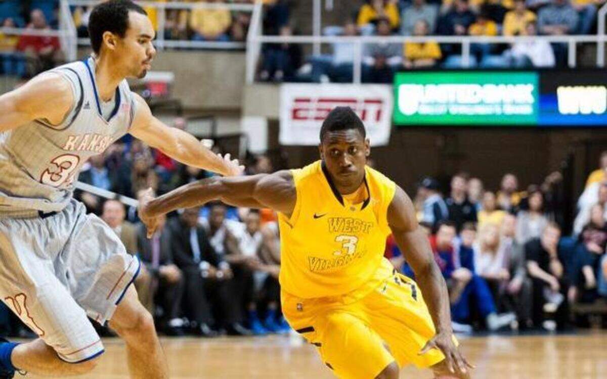 
Juwan Staten (right) and West Virginia beat Perry Ellis and Kansas 92-86 last season in Morgantown, W.Va.


