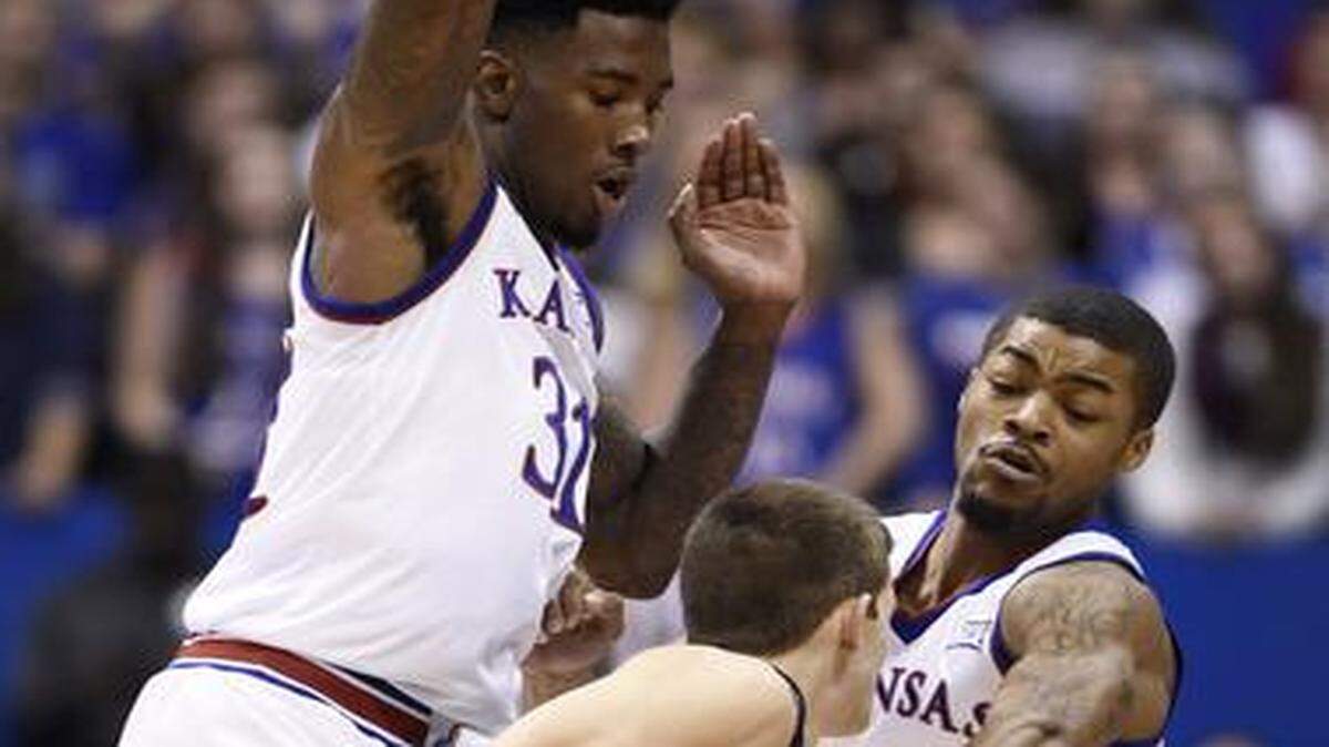 
Kentucky’s roster has four players taller than 6 feet 10, including 7-foot centers Willie Cauley-Stein and Dakari Johnson and 6-11 freshman Karl-Anthony Towns. Kansas will counter with a starting frontcourt that includes Jamari Traylor (left), who stands 6 feet 8.
