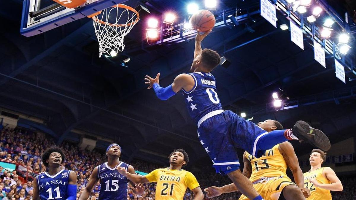 Frank Mason, who scored 18 points, drove to the basket against Siena on Friday night.