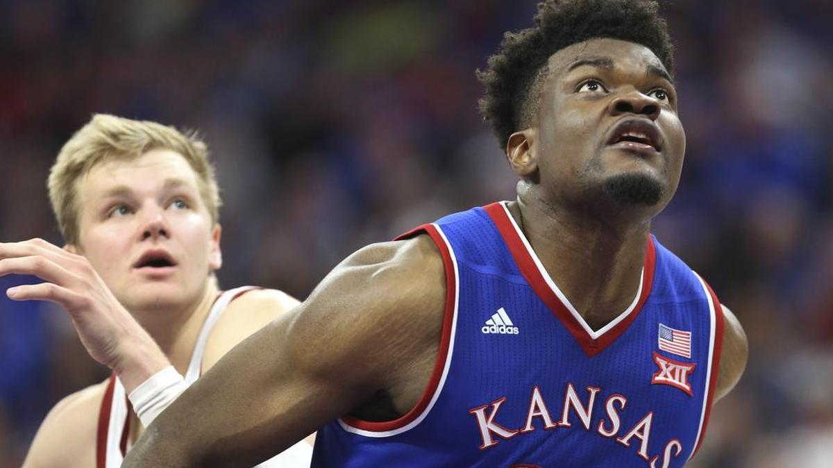 Kansas center Udoka Azubuike boxed out Stanford forward Michael Humphrey during Thursday night’s game in Sacramento, Calif.