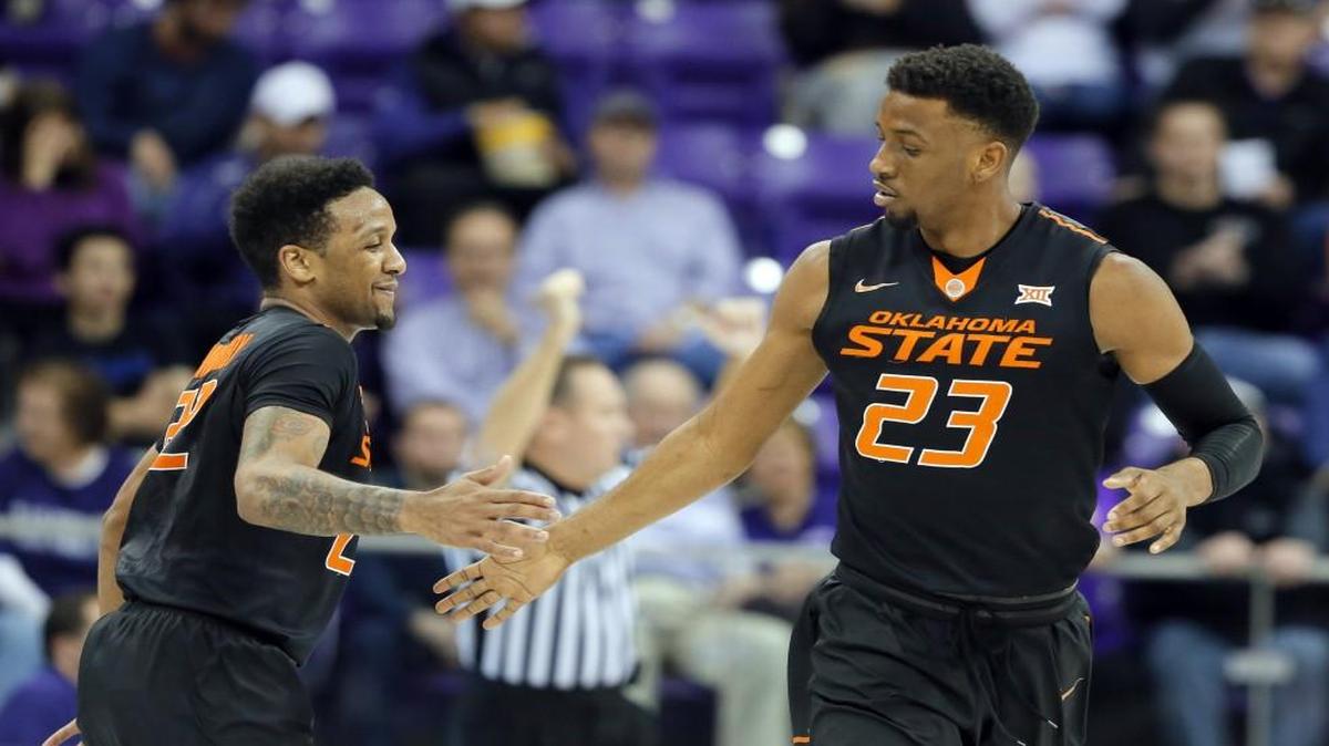 Oklahoma State’s Jeff Newberry (left) congratualted Leyton Hammonds on his three-point basket against TCU in a game earlier this month.