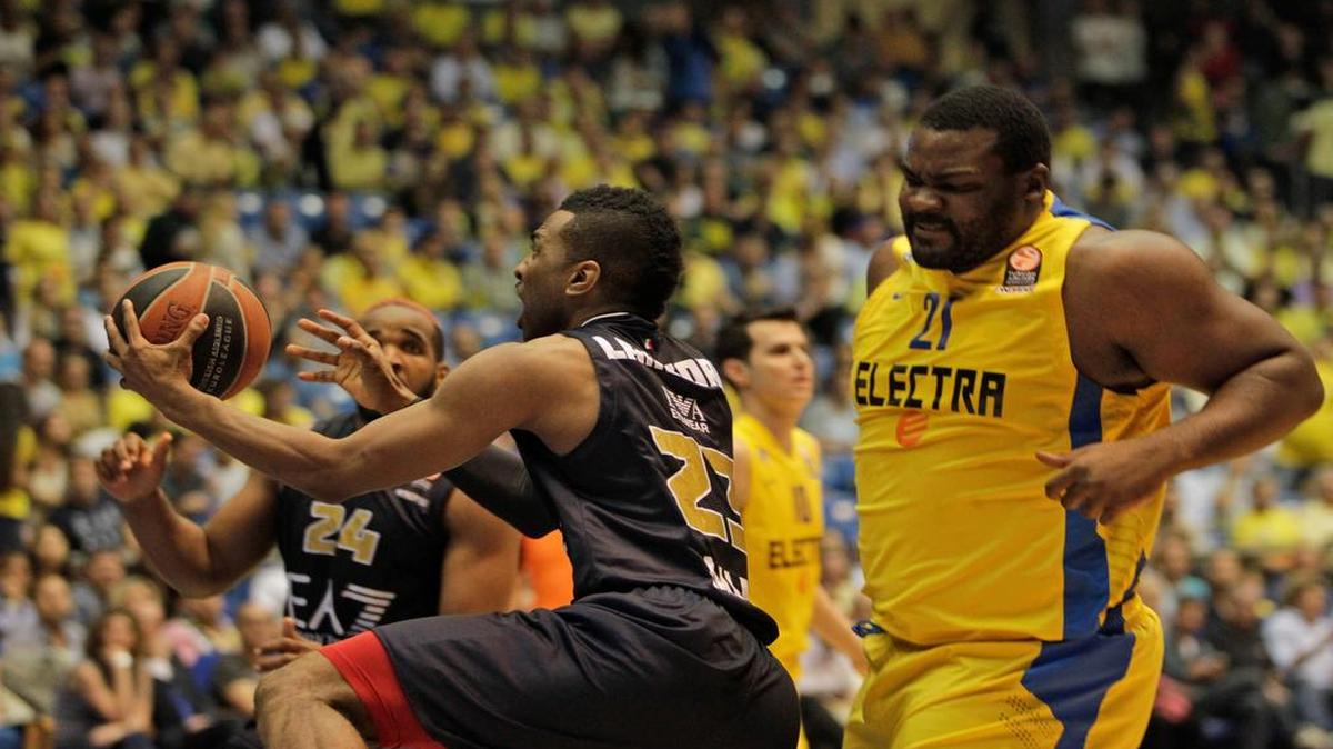 
Armani Milan’s Keith Langford went past Maccabi Tel Aviv’s Sofoklis Schortsanitis during a EuroLeague Basketball Group D playoff game on Apirl 23, 2014, in Tel Aviv, Israel.
