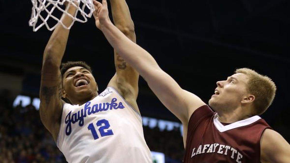 
Kansas’ Kelly Oubre shot past Lafayette’s Dan Trist on Saturday in JU’s 96-69 win in Lawrence. Oubre was named Big 12 newcomer of the week on Monday.



