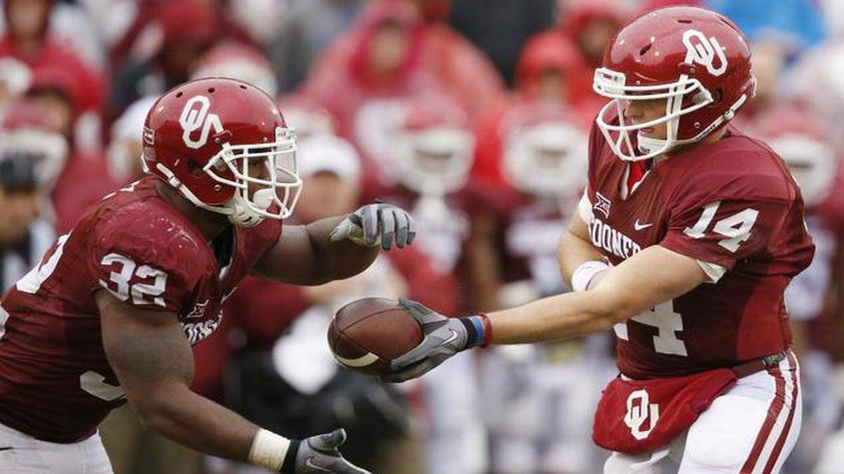 
This play worked out well for Oklahoma on Saturday: Cody Thomas handing off to teammate Samaje Perine.
