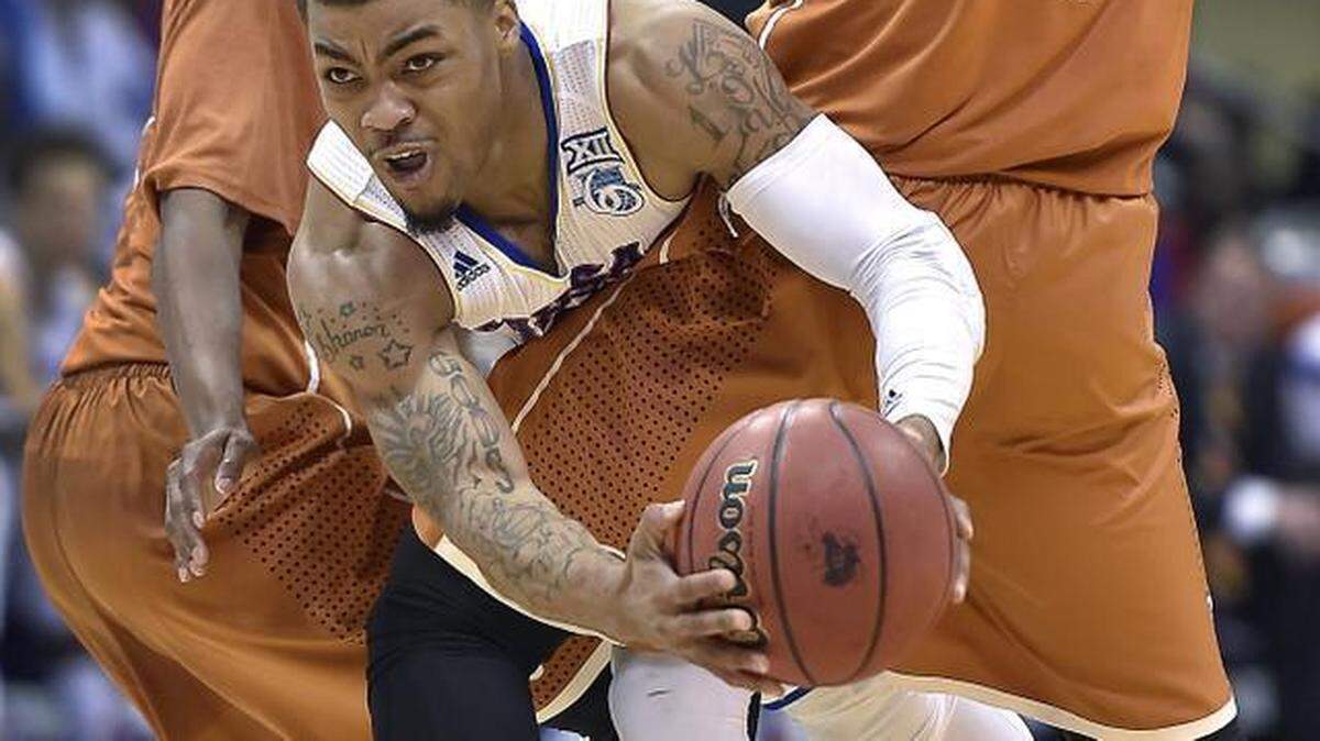 
Kansas’ Frank Mason (middle) forced his way between Texas defenders Isaiah Taylor (left) and Jonathan Holmes in the first half Saturday at Allen Fieldhouse in Lawrence.
