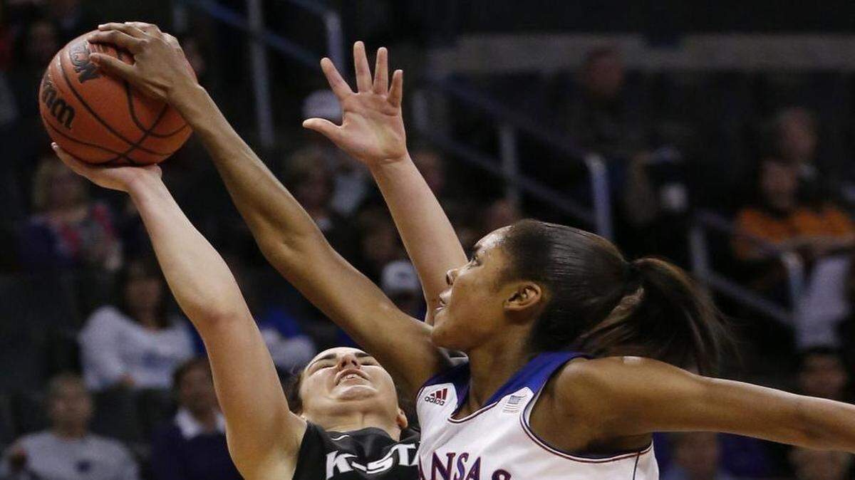 
Chelsea Gardner (right) was a two-time honorable mention All-America at Kansas.


