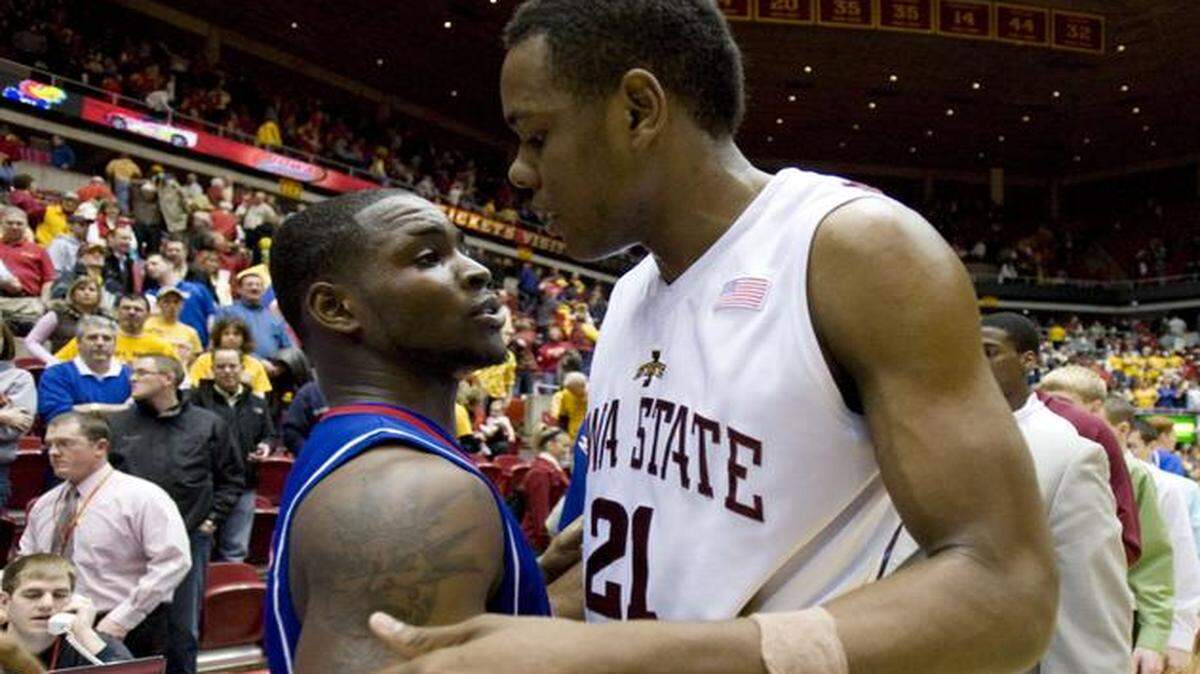 
Kansas’ Sherron Collins (left) talked with Iowa State’s Craig Brackins following a 2009 game, in Ames, Iowa. Collins scored 26 points as Kansas won 82-67. Brackins scored 42 for Iowa State.

