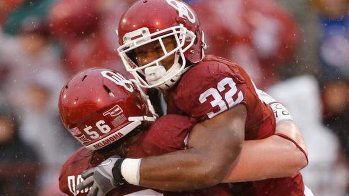 
Oklahoma running back Samaje Perine (32) celebrated with teammate Ty Darlington (56) after scoring a first-quarter touchdown against Kansas on Saturday in Norman, Okla. By the game’s end, Perine had broken the set the FBS record for rushing yards in a single game with 427 yards. He scored five touchdowns as the No. 23 Sooners routed the Jayhawks 44-7.
