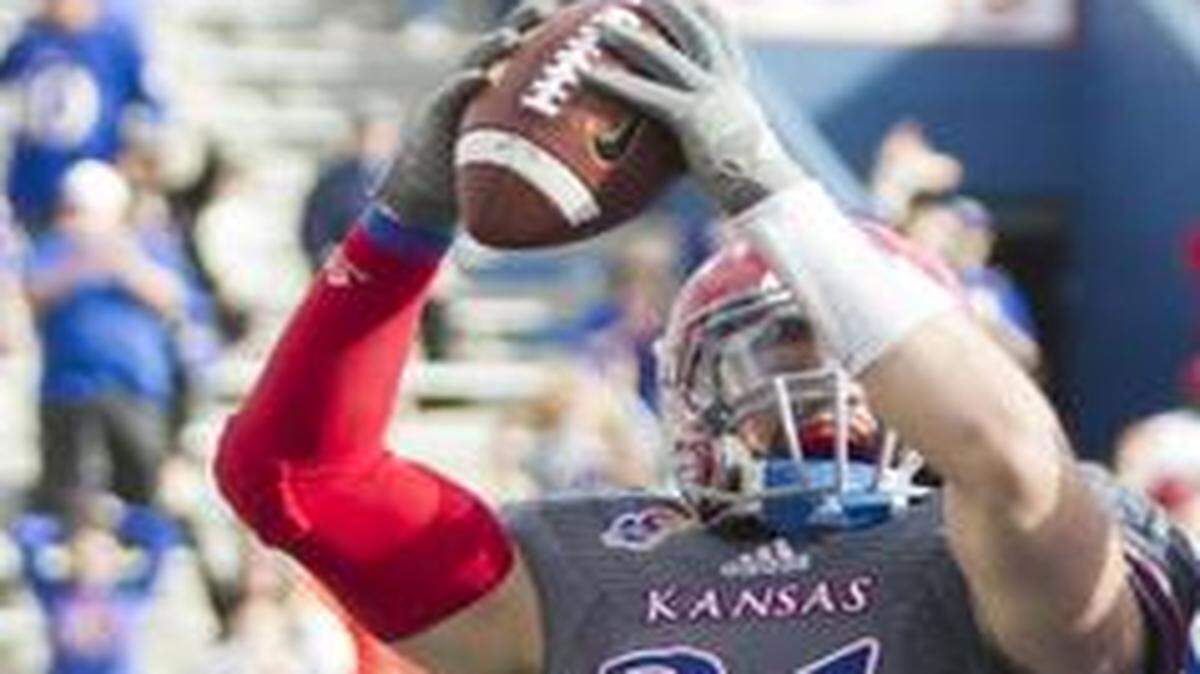 
Kansas Jayhawks linebacker Ben Heeney (left)
