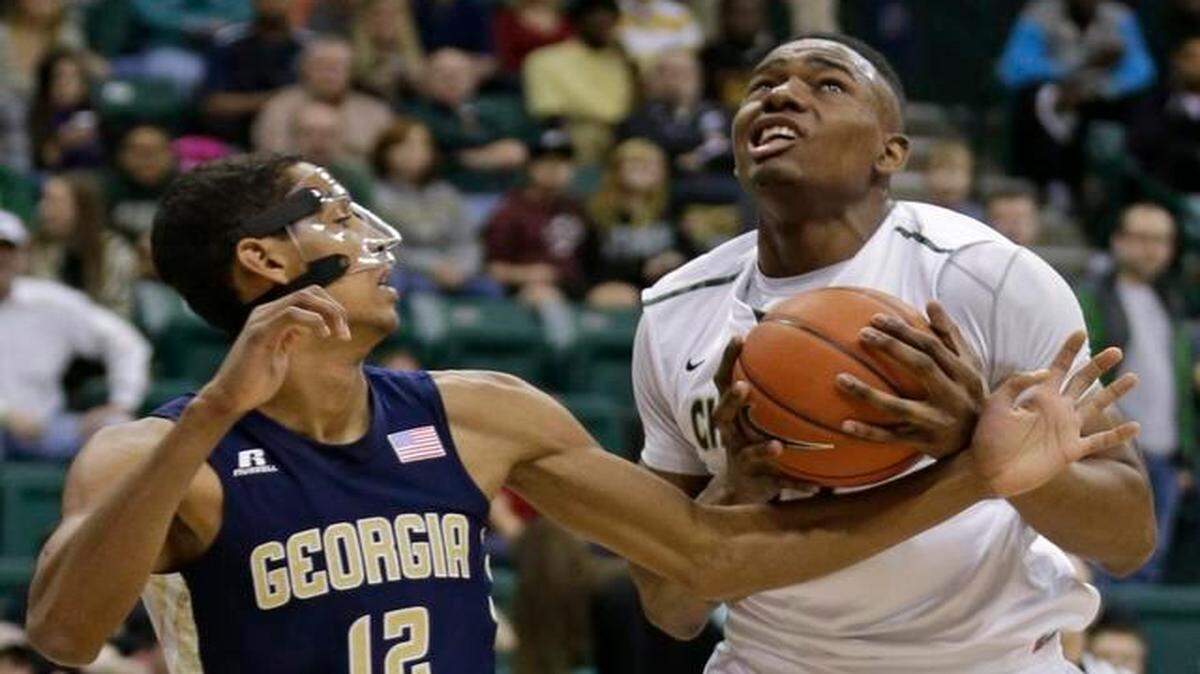 
Charlotte’s Mike Thorne Jr. (right), one of the top graduate-transfer targets in the country, has set a visit to Kansas.


