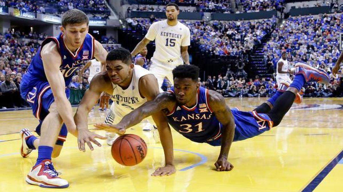 
Kansas’ Jamari Traylor (right) dove for a loose ball in the first half of a Nov. 18 loss to Kentucky in Indianapolis.
