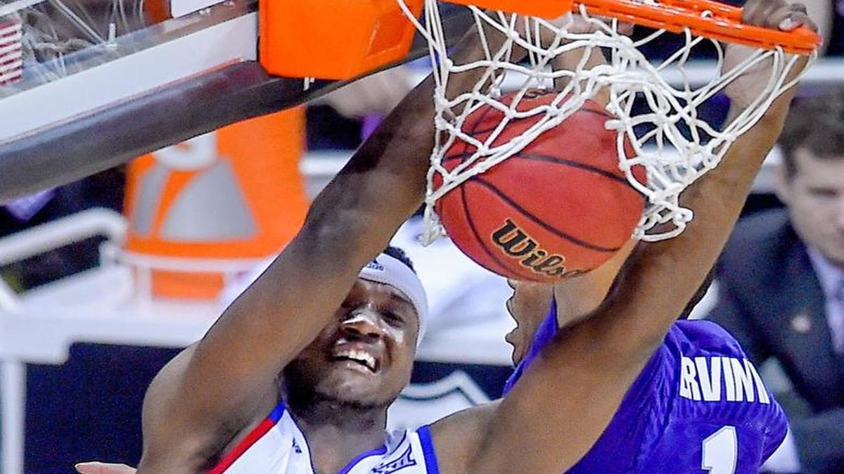 Kansas Jayhawks forward Carlton Bragg Jr. dunked in front of Kansas State Wildcats guard Carlbe Ervin II on Thursday.