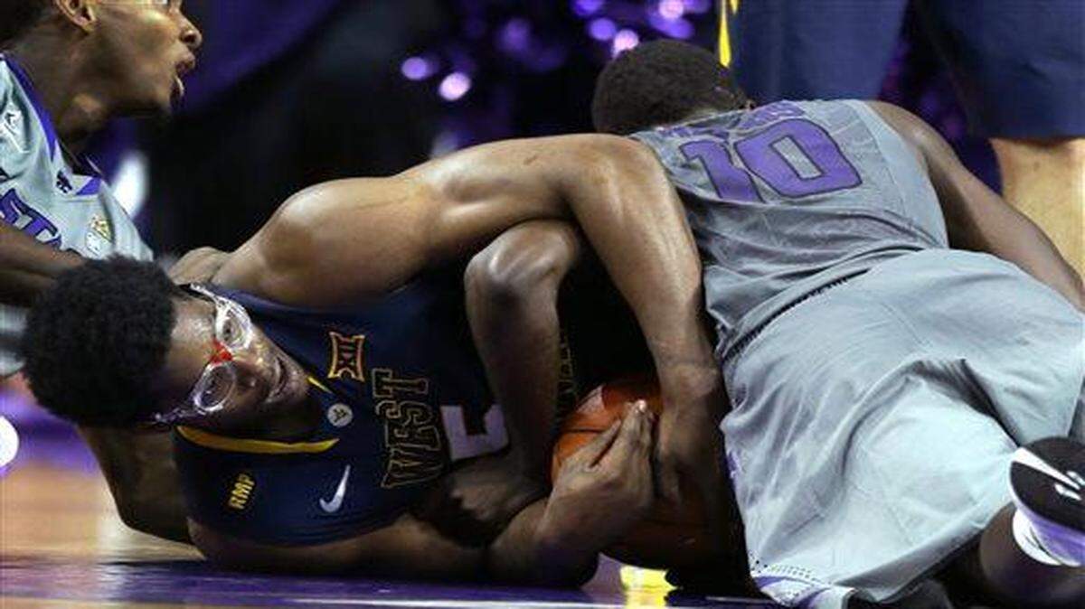 
West Virginia forward Devin Williams (5) battles for the ball with Kansas State guard Malek Harris (10) during the second half of an NCAA college basketball game in Manhattan, Kan., Tuesday, Jan. 27, 2015. West Virginia defeated Kansas State 65-59. (AP Photo/Orlin Wagner)
