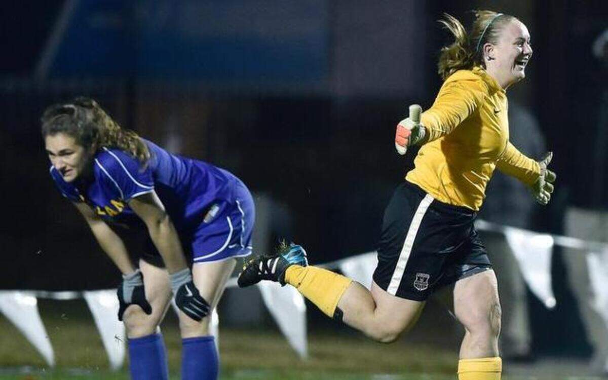
Lynchburg College’s Tess Frelick (right) ran past Williams College’s Sarah Brink after Brink’s penalty kick missed, giving Lynchburg the NCAA Division III women’s soccer championship Saturday at Swope Soccer Village in Kansas City, Mo.
