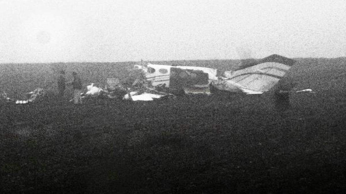 
Investigators worked in a thick fog at the site of small plane crash Tuesday near Bloomington, Ill., that claimed the lives of seven people. The Cessna 414 took off from Indianapolis and crashed just short of the Central Illinois Regional Airport in Bloomington after midnight. The plane was returning from the NCAA Final Four college basketball tournament in Indianapolis.
