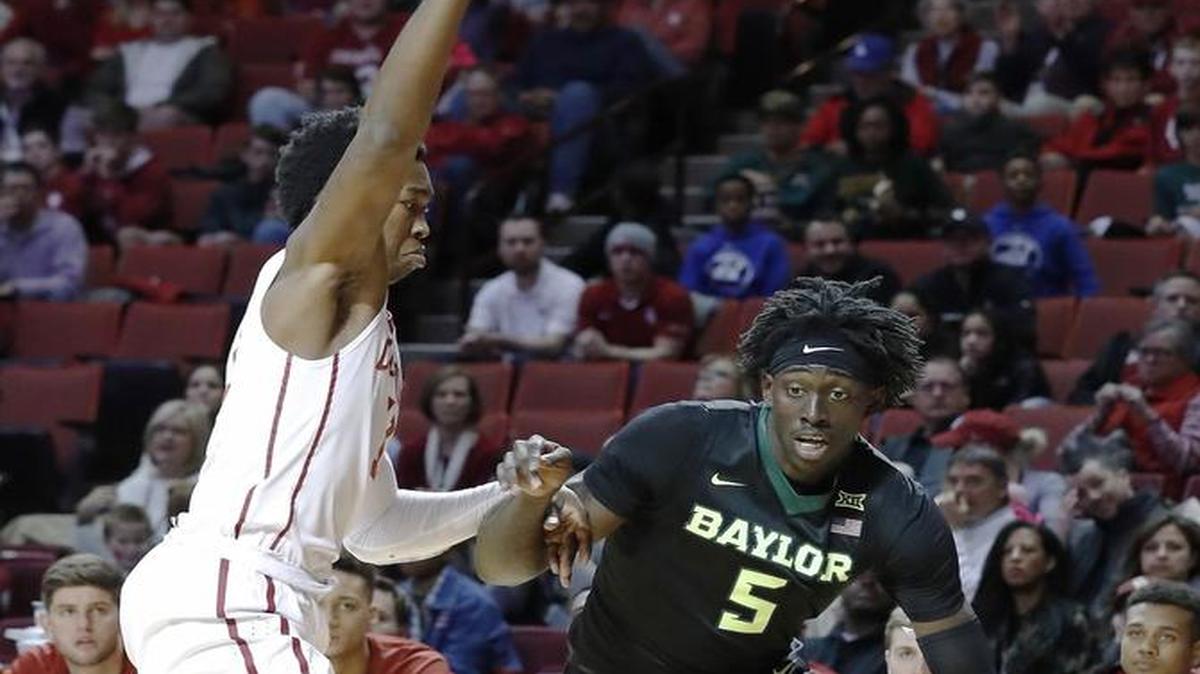 Baylor forward Johnathan Motley dribbled to the basket around Oklahoma guard Jordan Shepherd during Friday’s game.