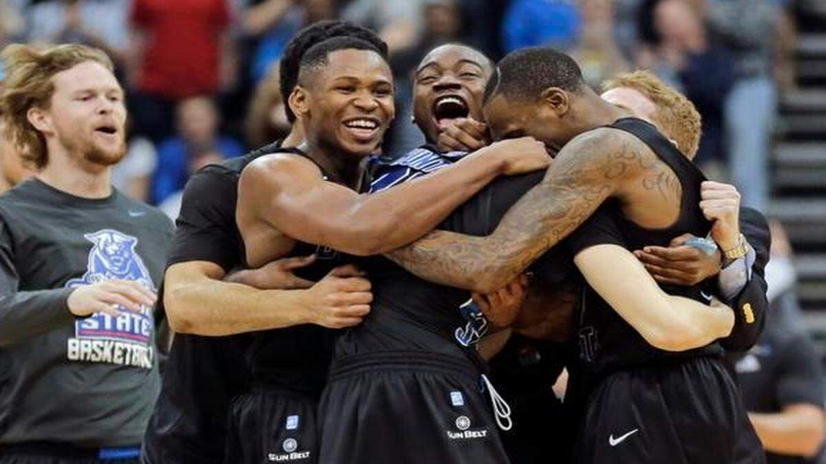 
Georgia State players celebrate around R.J. Hunter, center, after he made the game-winning shot against heavily favored Baylor on Thursday in Jacksonville, Fla.
