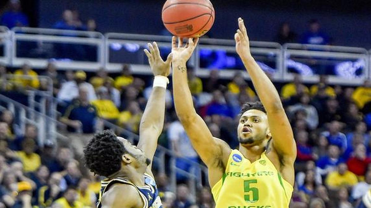 Oregon’s Tyler Dorsey (right) will be playing Saturday night against Kansas, a team he could have been playing for if he hadn’t chosen the Ducks out of high school.