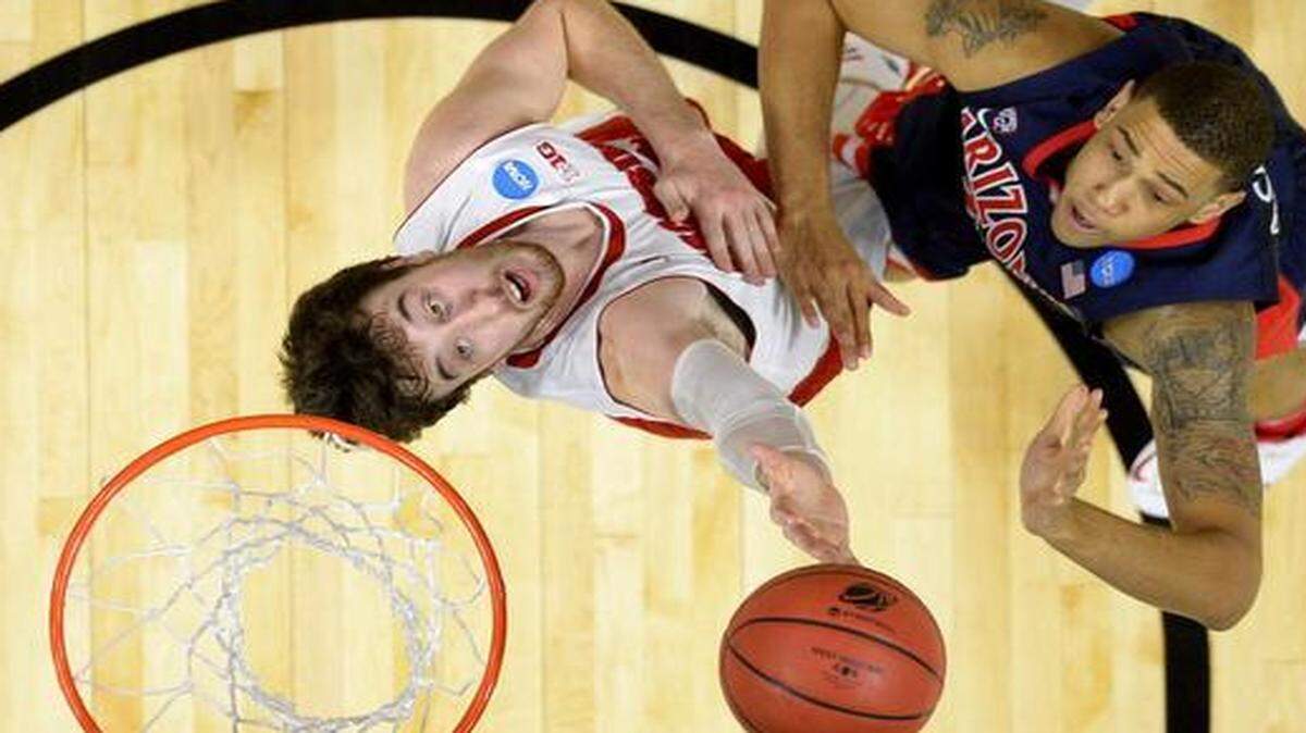 
Wisconsin Frank Kaminsky (left) blocked Arizona forward Brandon Ashley’s shot during the first half on Saturday in the Elite Eight on Saturday in Los Angeles.


