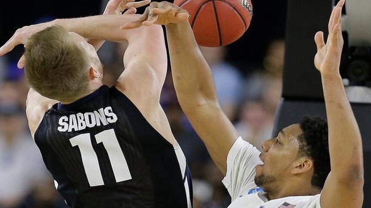 
Duke’s Jahlil Okafor (right) knocked the ball away from Gonzaga’s Domantas Sabonis in the first half of Sunday’s South Regional final in Houston.
