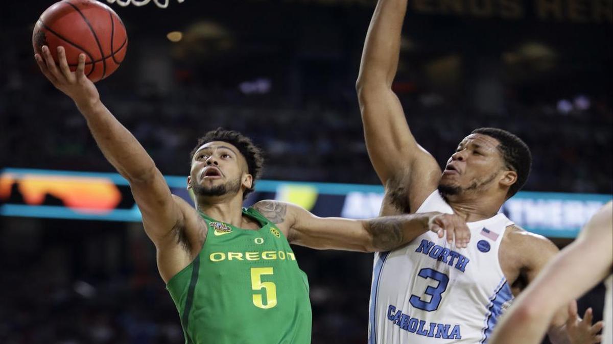 North Carolina’s Kennedy Meeks (right) had 25 points and 14 rebounds in the Tar Heels’ NCAA semifinal win over Tyler Dorsey and Oregon on Saturday in Glendale, Ariz.