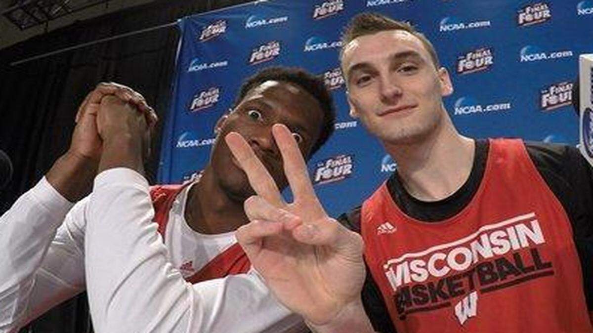
Wisconsin’s Nigel Hayes (left) and Sam Dekker were enjoying themselves during a news conference Sunday in Indianapolis.
