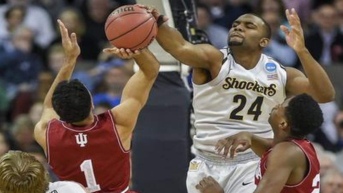 
Wichita State forward Shaquille Morris (24) blocked a shot by Indiana guard James Blackmon Jr. in the first half of Friday’s game.
