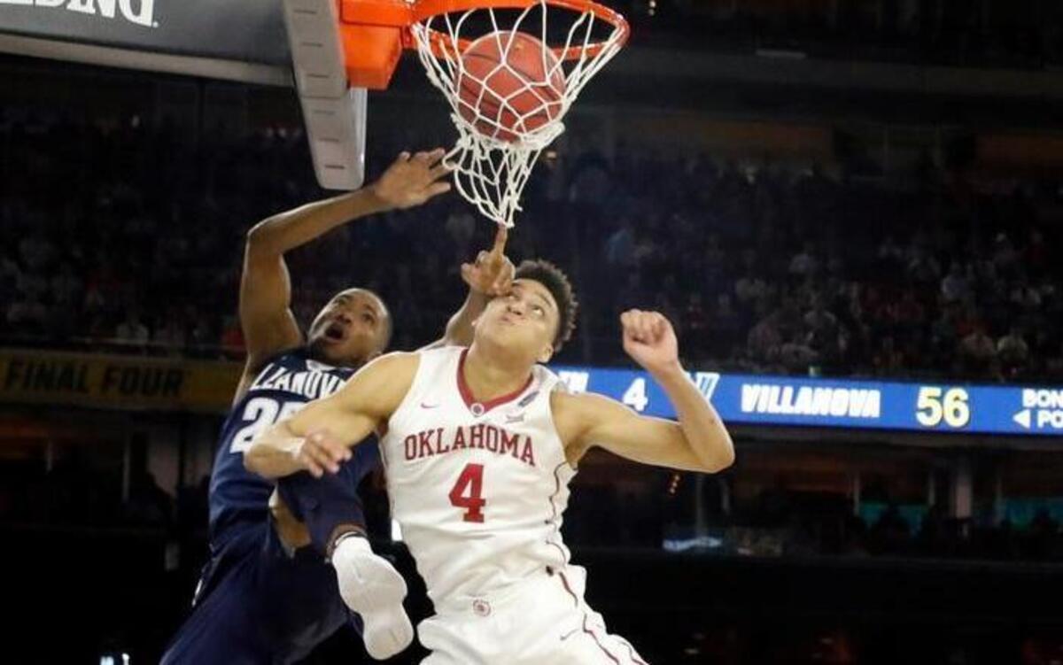 Villanova’s Mikal Bridges (25) dunked as he was fouled by Oklahoma’s Jamuni McNeace in the second half as the Wildcats and Sooners played in an NCAA Final Four semifinal game Saturday in Houston.