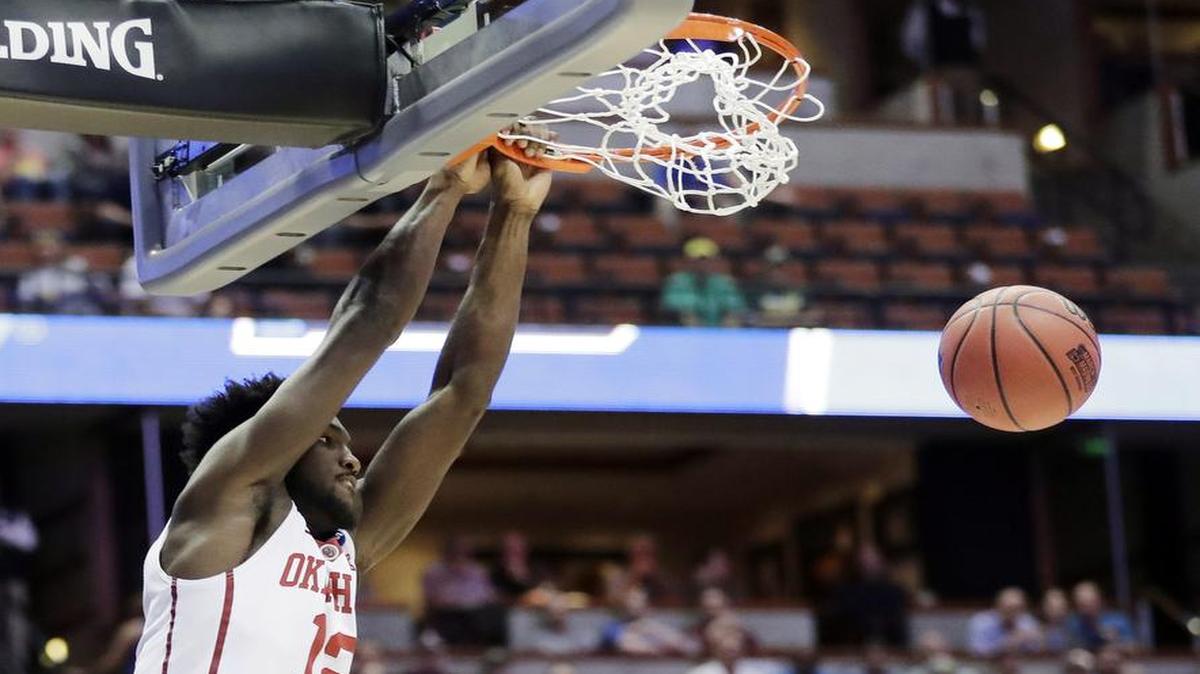 Oklahoma forward Khadeem Lattin (left)
