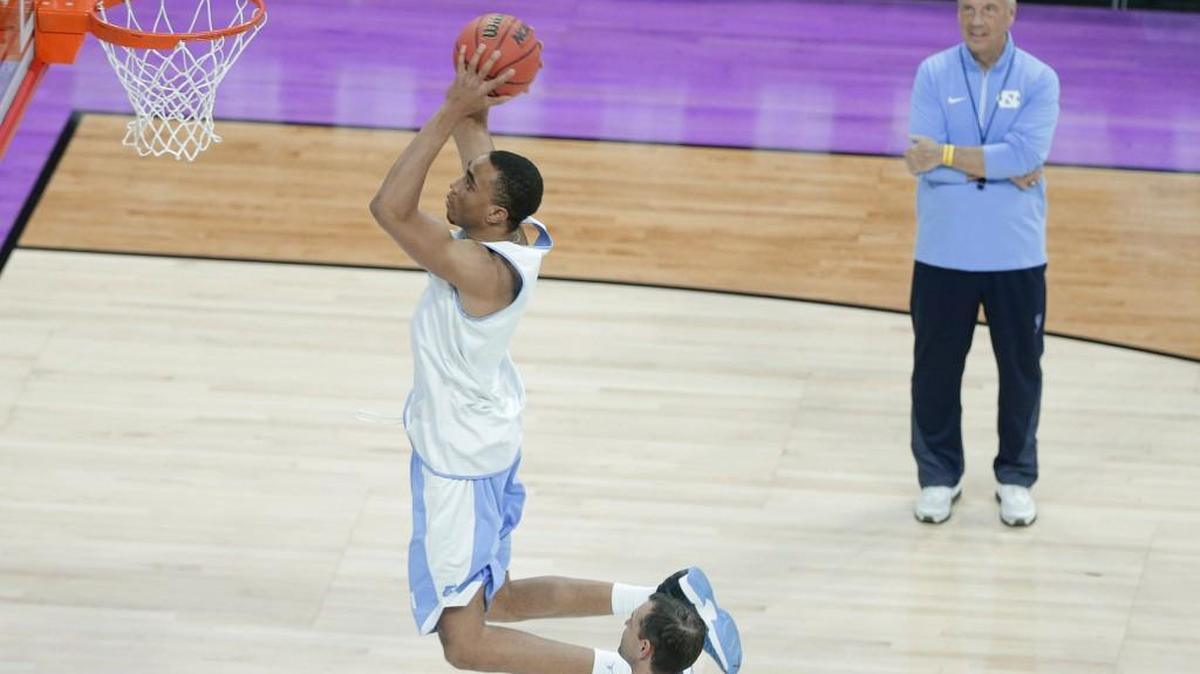 North Carolina coach Roy Williams (right) should like what he sees on offense from Brice Johnson and the Tar Heels on Thursday against Florida Gulf Coast.