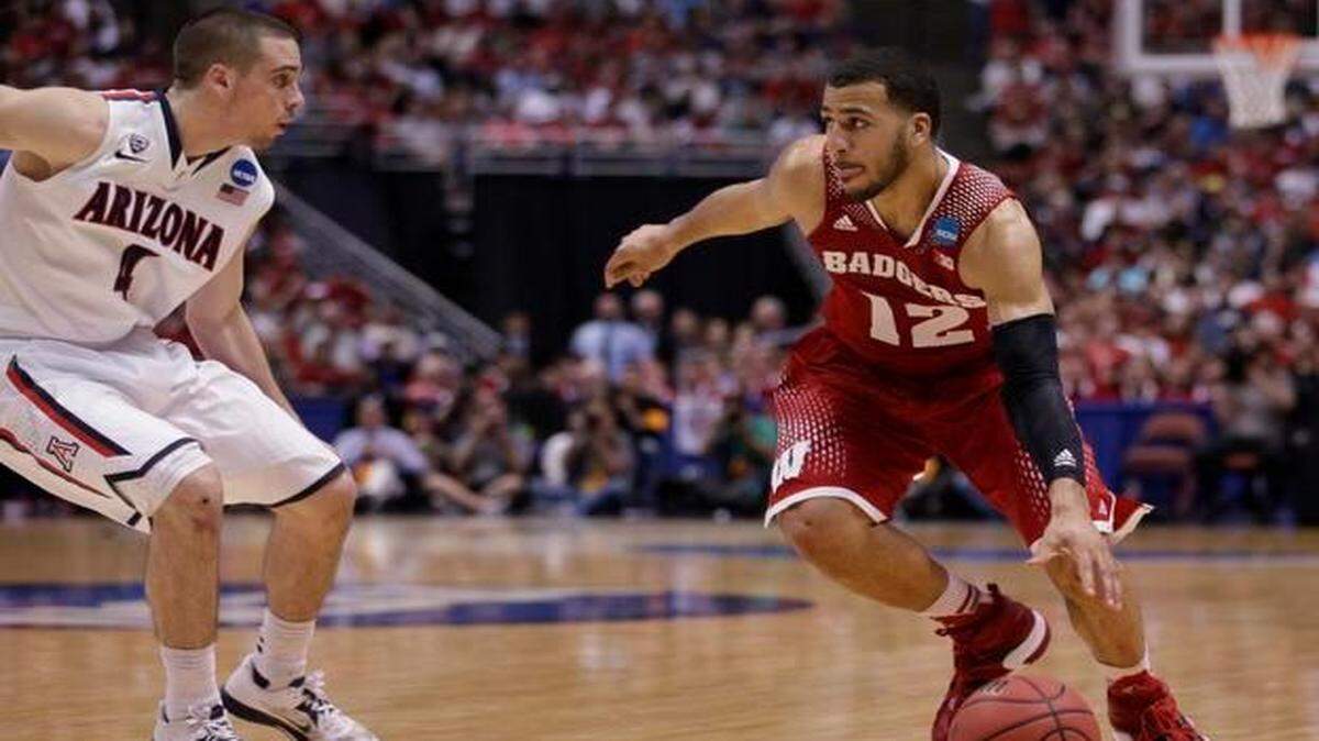 
Traevon Jackson (right) and Wisconsin beat Gabe York and Arizona 64-63 last year in the Elite Eight in Anaheim, Calif. On Saturday, the two teams meet again in the Elite Eight.


